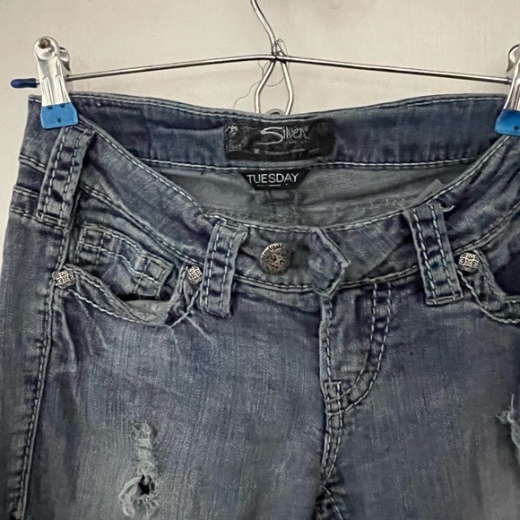 Silver Tuesday Jeans with a 30in inseam. Used condition - Picture 3 of 5